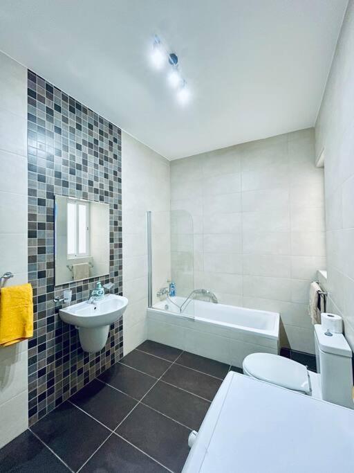 Stylish Modern Central Apartment 4 Paceville San Julián Exterior foto